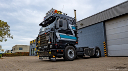 20251019-Tom-Holding-00357